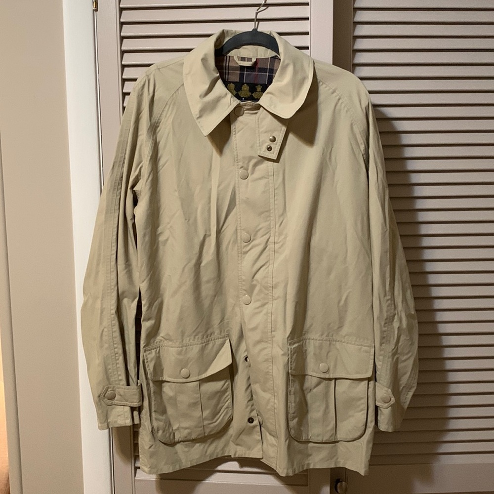 Men’s BARBOUR short waterproof trench coat. Size large